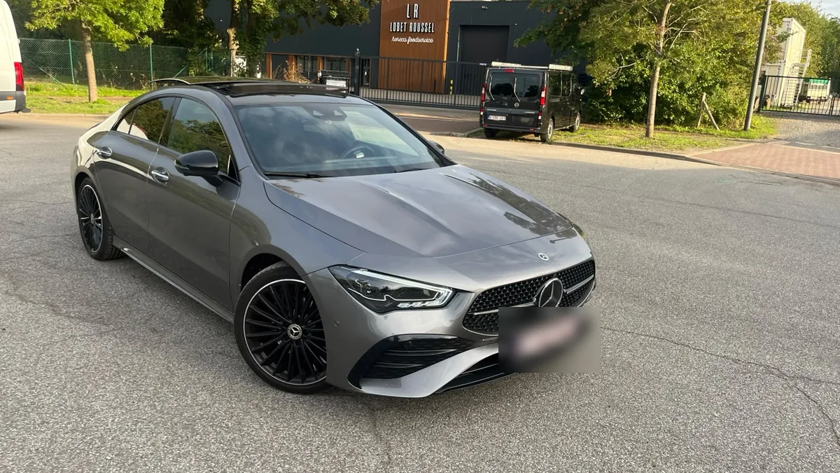 Mercedes CLA Pack AMG grise, vue avant trois quarts