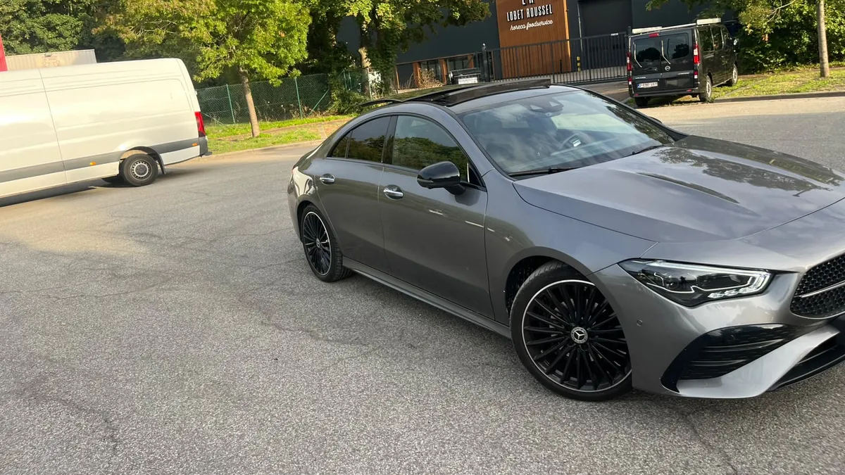 Mercedes CLA Pack AMG grise, vue de profil avant