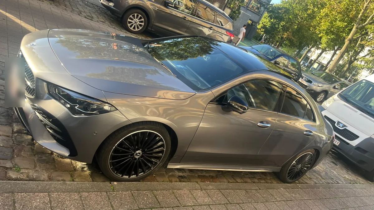 Mercedes CLA Pack AMG grise, vue de côté