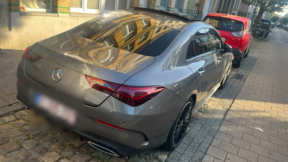 Mercedes CLA Pack AMG grise, vue arrière trois quarts