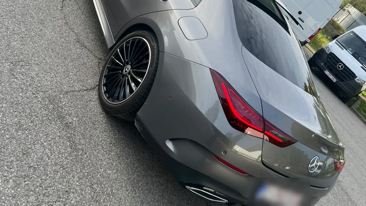 Mercedes CLA Pack AMG grise, détail de l’arrière
