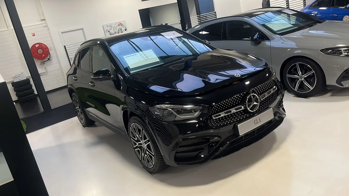 Mercedes GLA Pack AMG noire, vue avant trois quarts