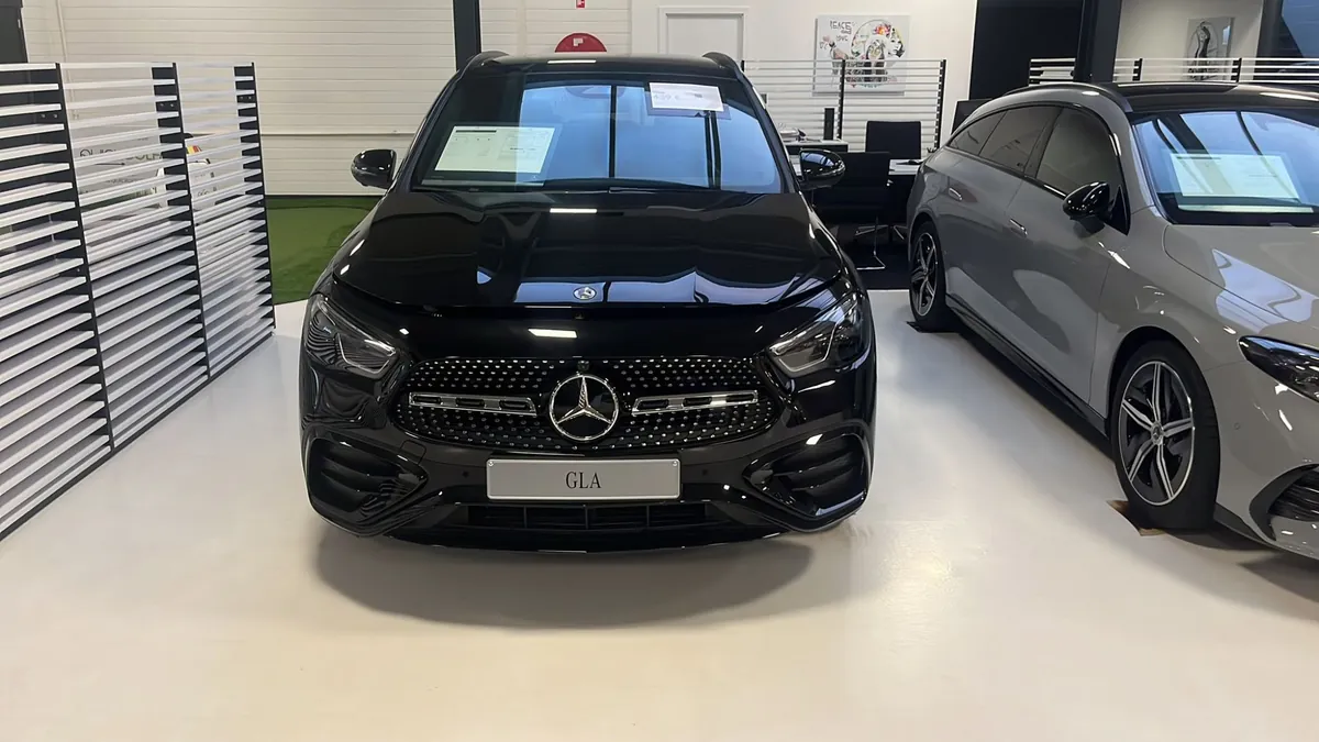 Mercedes GLA Pack AMG noire, vue de face