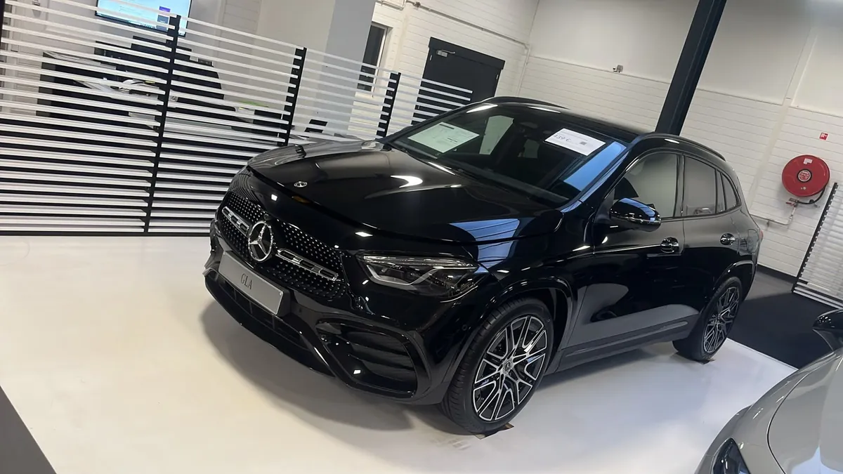 Mercedes GLA Pack AMG noire, vue avant trois quarts gauche